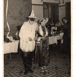 Foto vintage francesa - casal em fantasias elegantes