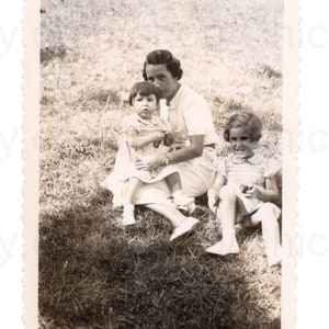 Foto francese degli anni '30 - Donna seduta fuori con due bambine
