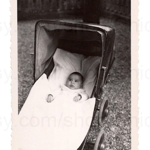 Photo des années 30 - Bébé dans un landau