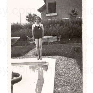 Foto estiva vintage - Donna in costume da bagno a bordo piscina