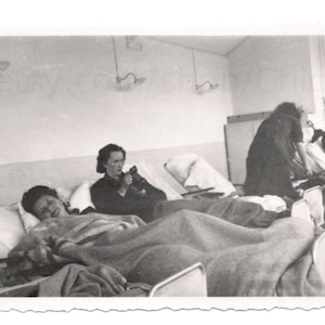 Franse foto uit de jaren 40: vrouwen liggend op bed