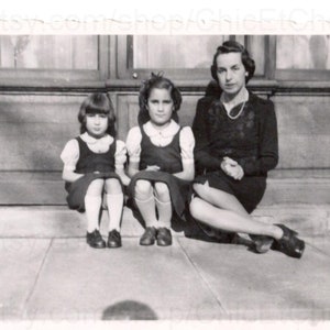 1940er Jahre Französisches Foto - Frau mit zwei jungen Mädchen