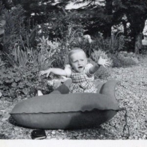 Vintage Sommerfoto - Kleines Kind auf einer Lilo