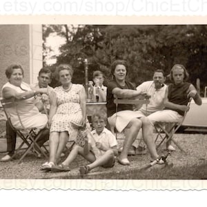 Franse zomerfoto jaren 60: gezin aan tafel buiten
