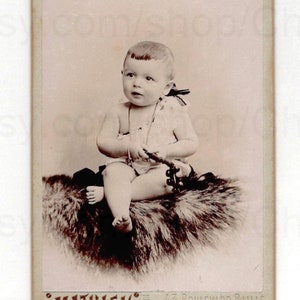 Photo ancienne de France (CDV) - Bébé tenant un hochet (Mathieu, Marseille, France)