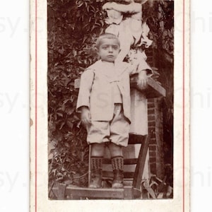Französische Antike Fotografie (CDV) - Junge auf Stuhl (CH. Peter, Paris, France)