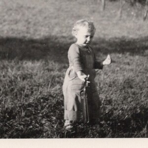Photo vintage française - Petit enfant à la campagne