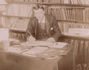 Foto de una tarjeta de gabinete francesa: un hombre sentado en un estudio escribiendo
