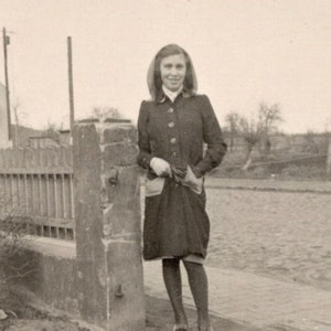 Fotografía francesa vintage - Chica junto a un poste de puerta