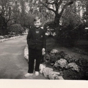 RESERVIERT Vintage Foto - Junge im Park/Garten