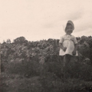 RESERVADO Foto francesa antigua: Linda niña con gorro