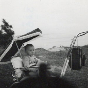 Photo vintage française - Enfant assis dans un landau