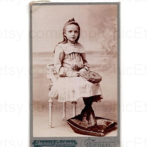 RESERVIERT Antikes CDV Foto - Junges Mädchen auf einem Stuhl (Davail-Guchens, Montpellier, Frankreich)