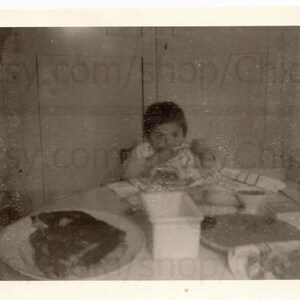Vintage Foto - Kind isst an einem Tisch