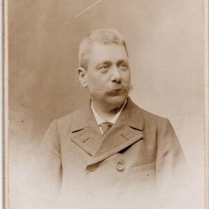 フランスのアンティーク写真 / Carte de Visite (CDV) - 口ひげのある男 / 口ひげ (Ed. Cauville、アンジェ、フランス)
