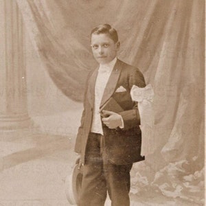 Photographie ancienne de France (CDV) - Première communion d'un garçon (E. Cauville, Angers, France)