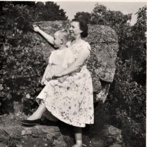 Fotografía vintage: mujer y niño junto a una roca