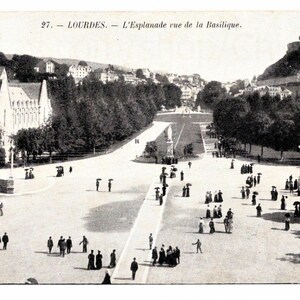 Unused Vintage French Postcard - Lourdes, France