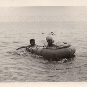 Vintage Sommer Foto - Kinder in einem Schlauchboot im Meer
