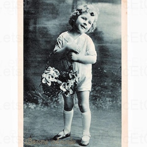 Postal francesa vintage de Año Nuevo: Niño con una cesta de flores