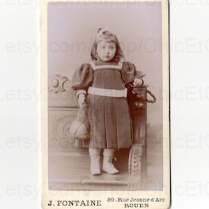 Franse antieke CDV-foto - Klein meisje met een bal (J. Fontaine, Rouen, Frankrijk)