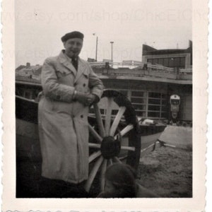 Photo vintage en noir et blanc - Homme debout près d'un bateau