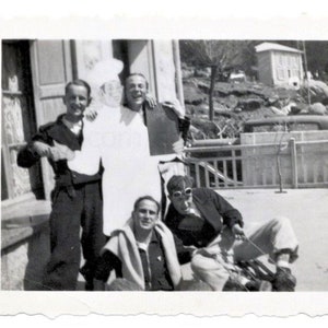 Photographie vintage française - Groupe d'hommes à Font Romeu, France