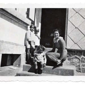 Fotografía francesa de los años 30: Mujer con niños en la puerta