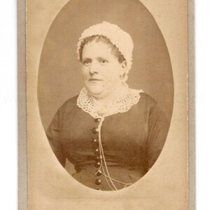 フランスのアンティーク写真 / Carte de Visite (CDV) - レースの帽子をかぶった女性 (H. Vocoret、パリ、フランス)