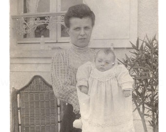 Postal francesa antigua - Mujer con bebé