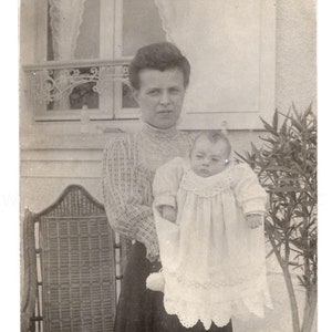 Carte postale photo française ancienne - Femme et bébé