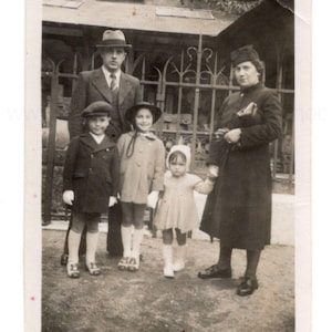 Vintage Fotografie - Junge Familie stand draußen