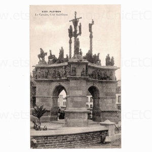 Unused Vintage French Postcard - Calvary Sculpture in Pleyben, Brittany, France