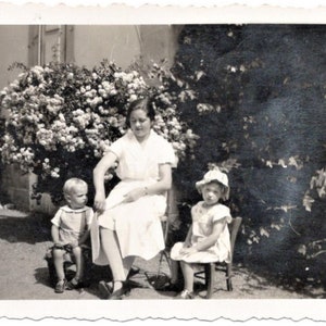 Jahrgang 1930 Foto - Frau mit zwei Kindern in einem Garten