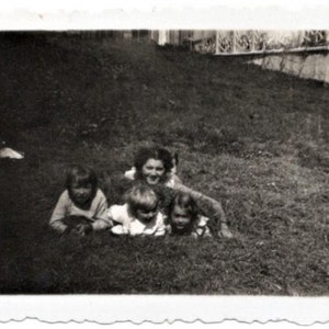 Photo française des années 30 - Femme avec trois enfants