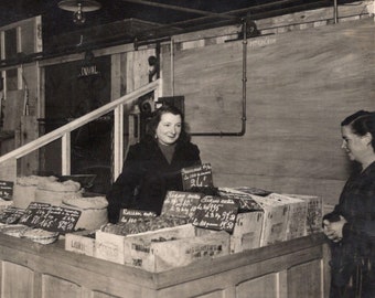Großes Vintages französisches Foto - Frau, die Obst auf einem Marktstand verkauft