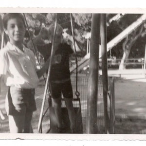 フランスの夏の写真 - ブランコに乗った公園の少年たち