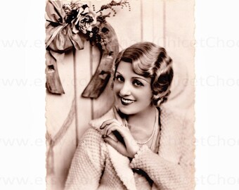 Postal vintage de los años 30 - Mujer y herradura