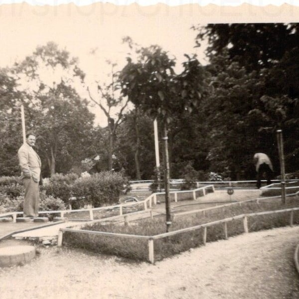 Photographie vintage - Hommes sur un parcours de minigolf