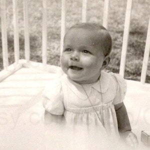 Photo de bébé vintage - Bébé dehors dans un stylo