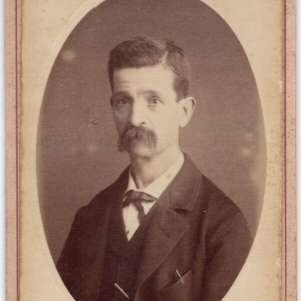 Français Photographie Ancienne / Carte de Visite (CDV) - Homme à la Longue Moustache (Muller-Rault, Paris, France)