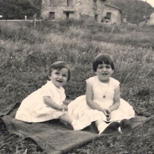 Französisches Vintage Foto - Zwei junge Mädchen Sat in einer Wiese