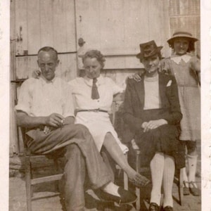 1930er Jahre Französisches Foto - Ein Mann, zwei Frauen und ein Mädchen saßen draußen