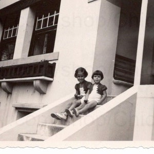 Französisches Sommerfoto 1930 - Zwei kleine Mädchen sitzen auf einer Treppe