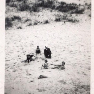 Foto francese d'epoca - Famiglia su una spiaggia sabbiosa