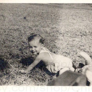 Photographie vintage - bébé rampant dehors sur l'herbe
