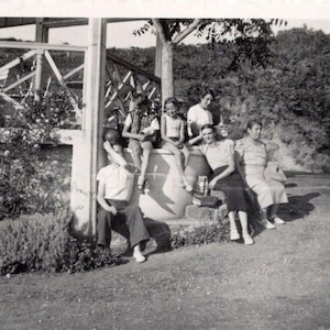 Fotografía de verano francés de los años 30: Familia en el jardín