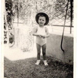 Zomerfoto jaren 40: kleine jongen in badpak en zonnehoed