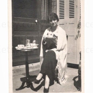 Photo vintage française - Femme assise dehors en train de boire du café