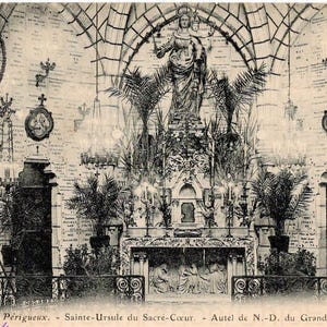 Könnte beinhalten: Schwarz-Weiß-Postkarte mit einer detaillierten Darstellung des Innenraums einer Kirche. Die Karte zeigt eine Statue, einen Altar und architektonische Details. Der Text enthält Ortsangaben, das Datum und eine Briefmarke.